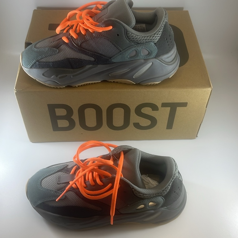 Yeezy Boost 700 - Picture 12 of 14